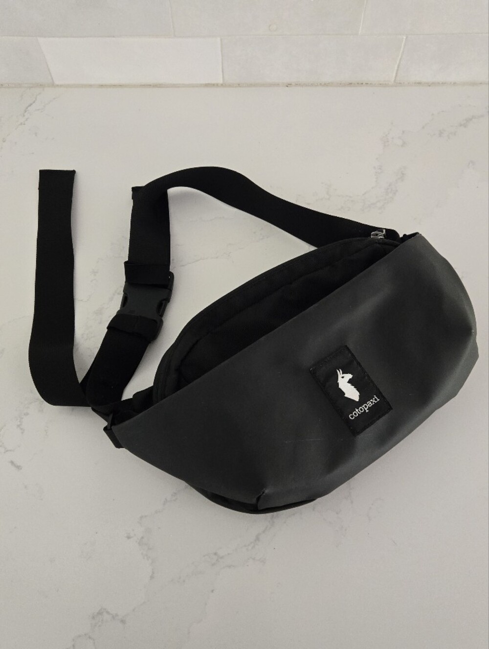 Cotopaxi Coso 2L Hip Pack Waist Belt Bag Black Zipper Travel Hiking Outdoors
